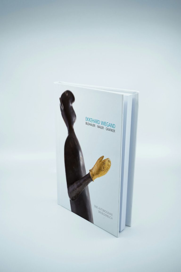 Kunstbuch "Ekkehard Wiegand: Eine Autobiografie - Ein Bilderbuch" mit Skulptur auf dem Cover.