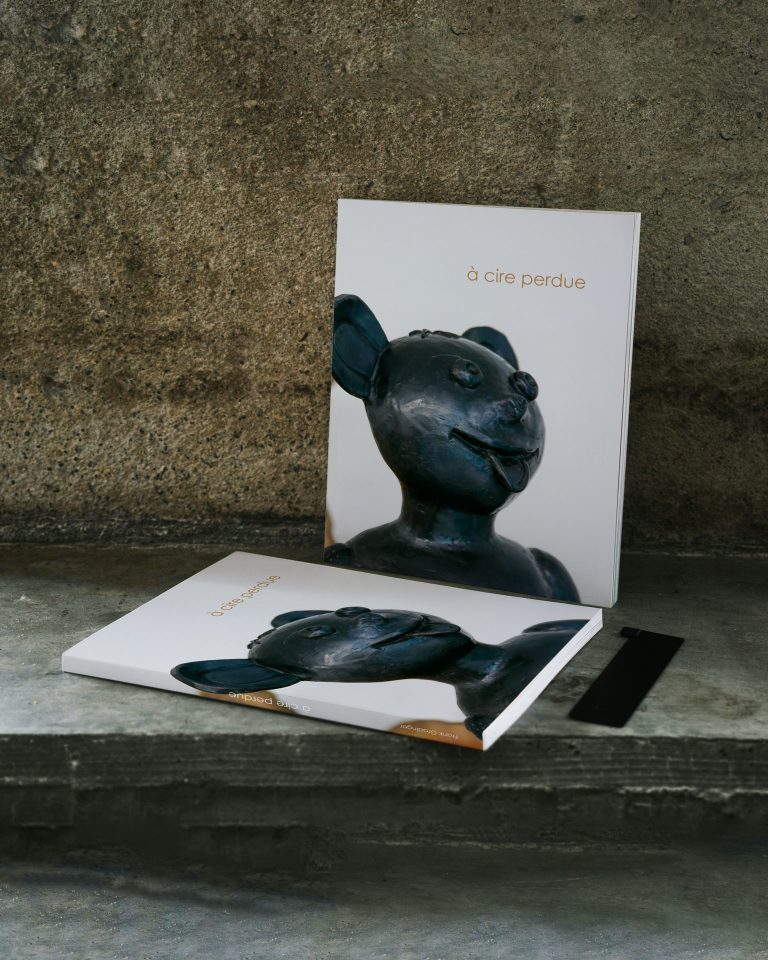 Zwei Bücher mit dem Titel "à cire perdue" und einer Skulptur eines Bären auf dem Cover.