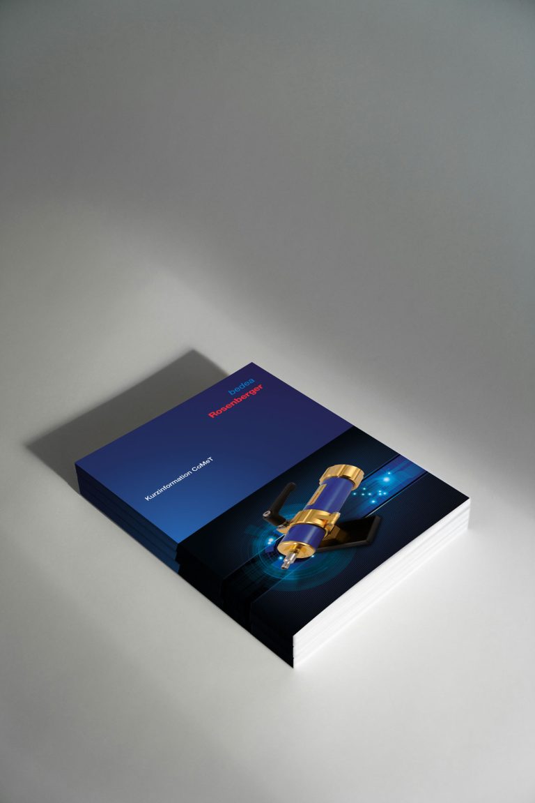 Stapel Kataloge mit einem goldenem Messwerkzeug und dem Rosenberger-Logo auf dunkelblauem Cover.
