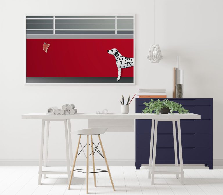 Bildbeschreibung: Das Bild zeigt eine moderne, minimalistische Büroeinrichtung. Im Vordergrund steht ein weißer Arbeitstisch mit einem dazu passenden weißen Hocker. Auf dem Tisch sind links einige Papprollen, in der Mitte ein Stiftehalter mit Pinseln und rechts eine kleine grüne Pflanze in einem schwarzen Topf arrangiert. Im Hintergrund, rechts neben dem Tisch, steht eine dunkelblaue Kommode, auf der Bücher und dekorative Vasen platziert sind. Über dem Arbeitstisch hängt ein großes, gerahmtes Kunstwerk an einer reinweißen Wand. Das Kunstwerk selbst ist eine stilisierte Illustration: Es zeigt einen Dalmatiner, der auf einem grauen Boden vor einer leuchtend roten Wand steht und nach einem Stück Fleisch blickt, das an der roten Wand hängt. Im oberen Bereich der Illustration sind graue und weiße Gitterstrukturen zu sehen. Eine moderne, geometrisch geformte Hängelampe ergänzt die Einrichtung auf der rechten Seite des Bildes. Der Raum wirkt hell und aufgeräumt. Alternativtext: Gerahmtes Kunstwerk eines hungrigen Dalmatiners, der ein Stück Fleisch an einer roten Wand anstarrt, hängt über einem minimalistischen weißen Arbeitstisch in einem modernen Büro.