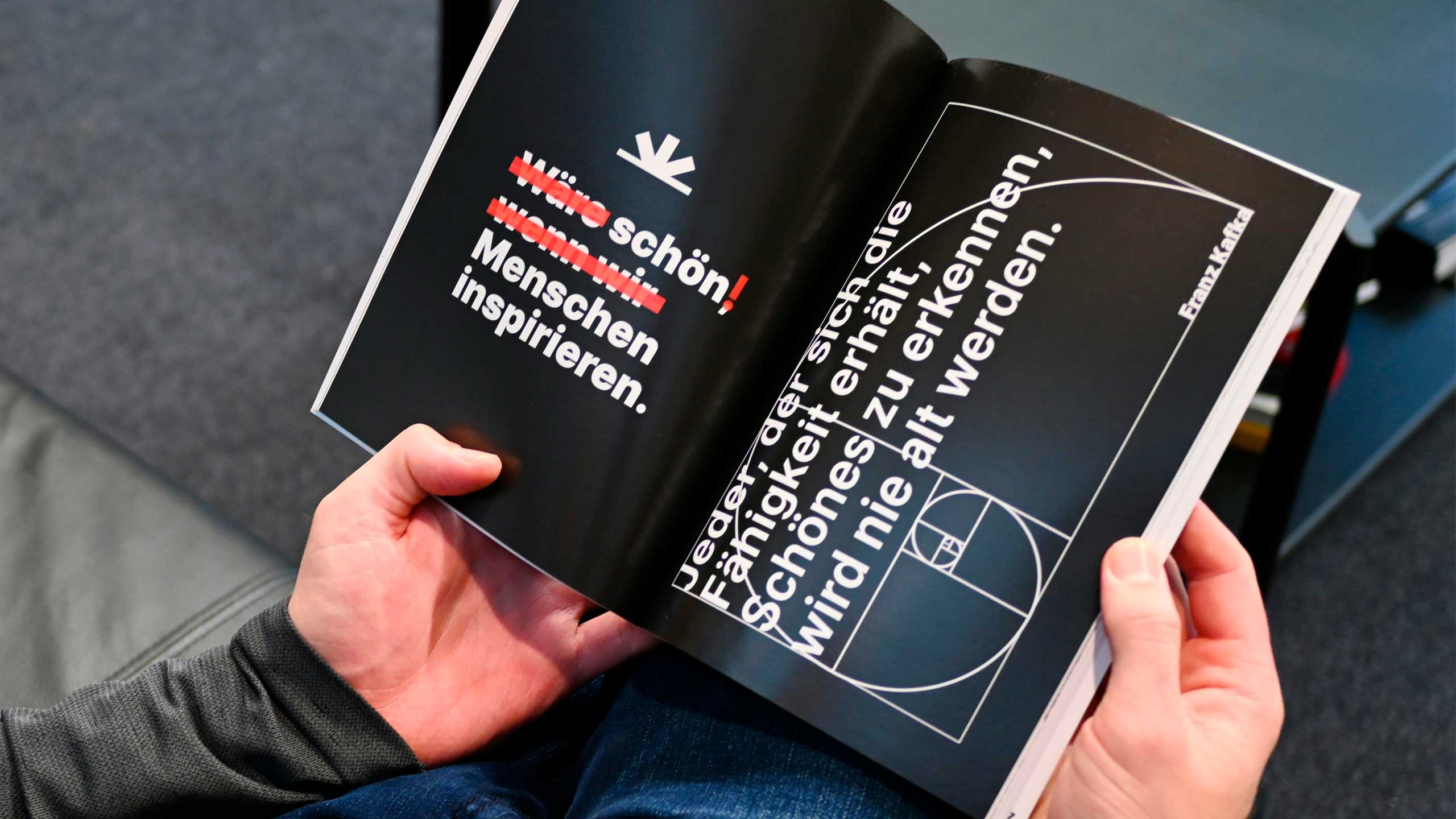 Mehr über den Artikel erfahren Warum Print lebt – und was man digital nicht ersetzen kann