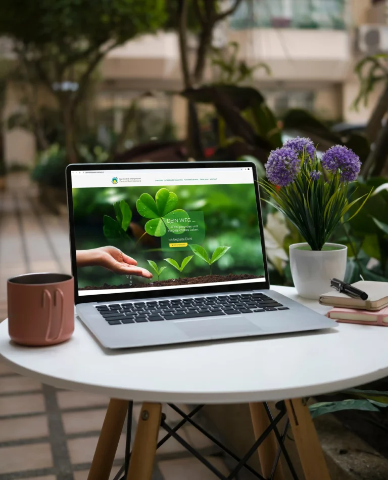 Ein Laptop auf einem weißen Tisch zeigt die professionell gestaltete Website für eine ganzheitliche Gesundheitspraxis. Das Bild ist ein Beispiel für die erfolgreiche Gestaltung und Umsetzung von Webseiten.