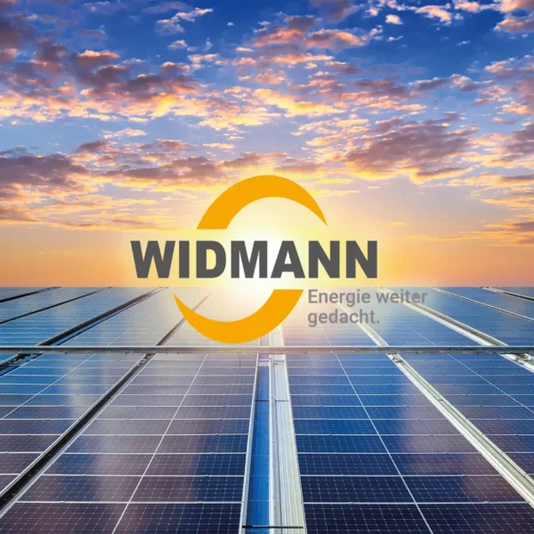 WIDMANN-Logo vor Photovoltaikanlage bei Sonnenuntergang